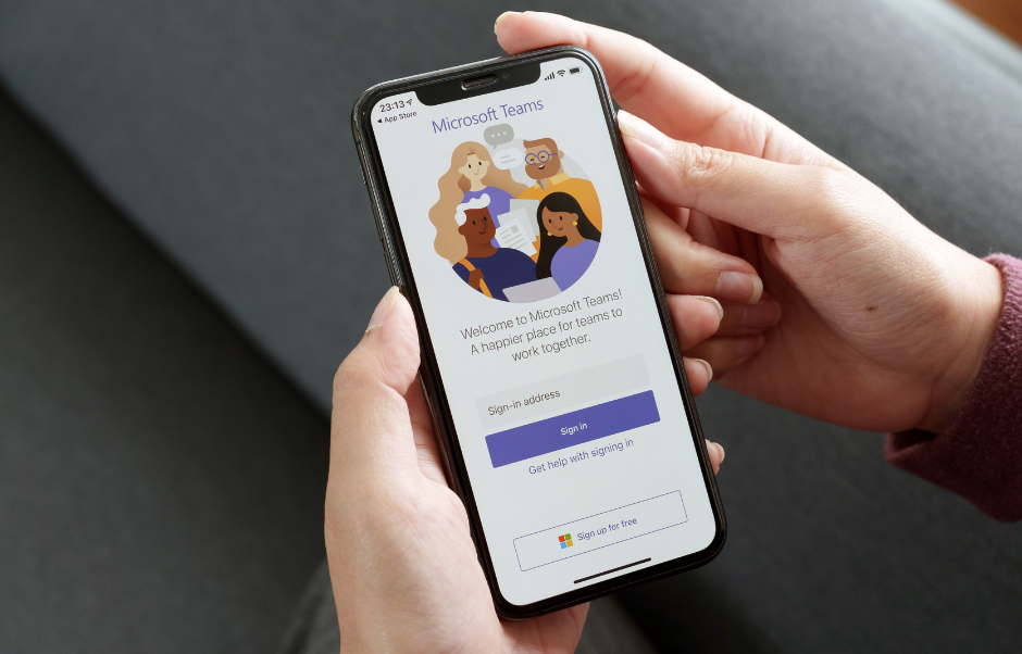 The Facebook app icon, cited as an example of a low-effort trigger that drives habitual behaviour